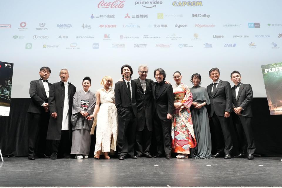 《我的完美日常》去年被選為東京國際影展開幕片，文溫德斯導演（左六）率領演員們和製片一起出席開幕放映。（東京國際影展提供）