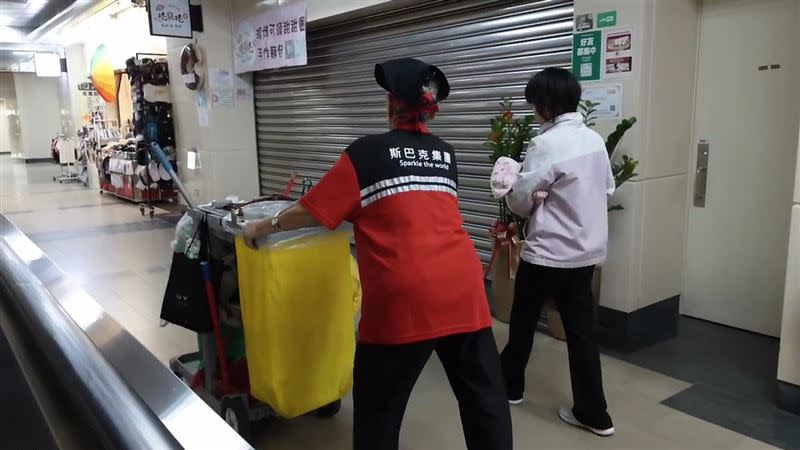 清潔員帶著潘女去找警察求助。（圖／翻攝畫面）