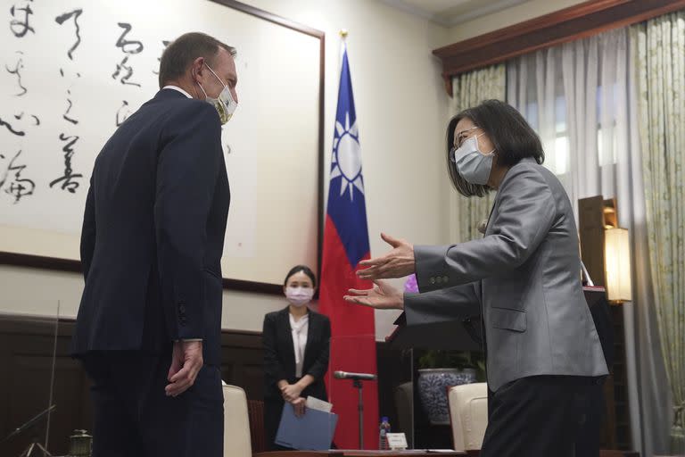 La presidenta de Taiwán, Tsai Ing-wen, durante una reunión con el exprimer ministro de Australia, Tony Abbott