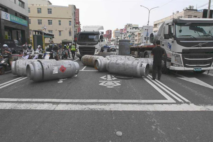 &#x009ad8;&#x0096c4;&#x004e00;&#x008f1b;&#x0066f3;&#x005f15;&#x008eca;12&#x0065e5;&#x004e0b;&#x005348;&#x00884c;&#x007d93;&#x0053f0;1&#x007dda;&#x006a4b;&#x00982d;&#x008def;&#x006bb5;&#x00ff0c;&#x0056e0;&#x004e0d;&#x00660e;&#x00539f;&#x0056e0;&#x00ff0c;&#x005c0e;&#x0081f4;&#x008eca;&#x004e0a;&#x007684;&#x005927;&#x00578b;&#x0051b7;&#x005a92;&#x0092fc;&#x0074f6;&#x006389;&#x00843d;&#x004e00;&#x005730;&#x00ff0c;&#x008b66;&#x0065b9;&#x007372;&#x005831;&#x005230;&#x005834;&#x007dad;&#x005b89;&#x00ff0c;&#x005716;&#x0070ba;&#x008eca;&#x00798d;&#x0073fe;&#x005834;&#x003002;&#x00ff08;&#x005716;&#x00ff0f;&#x006797;&#x00745e;&#x0076ca;&#x00651d;&#x00ff09;