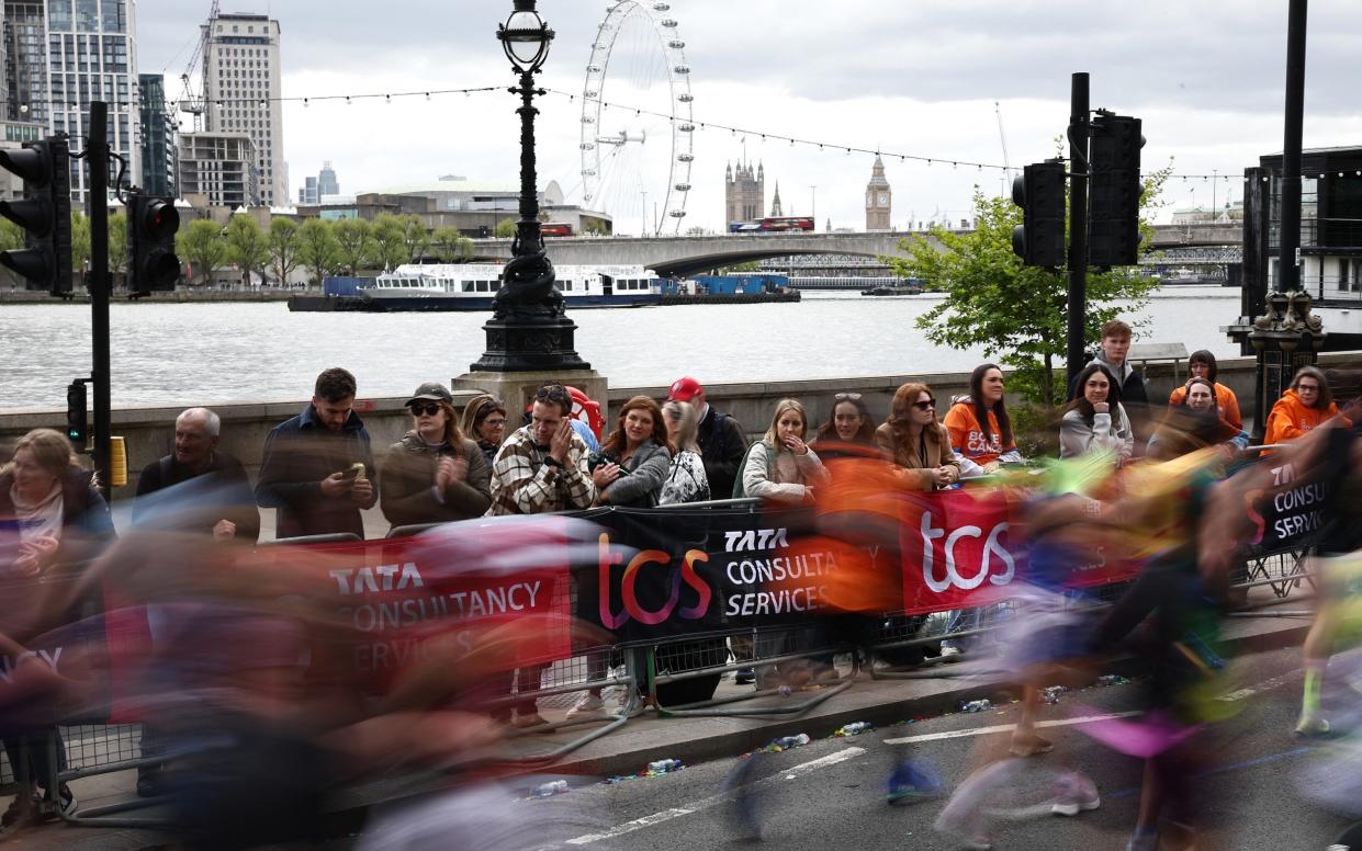 Fans on the Embankment during the 2024 London Marathon