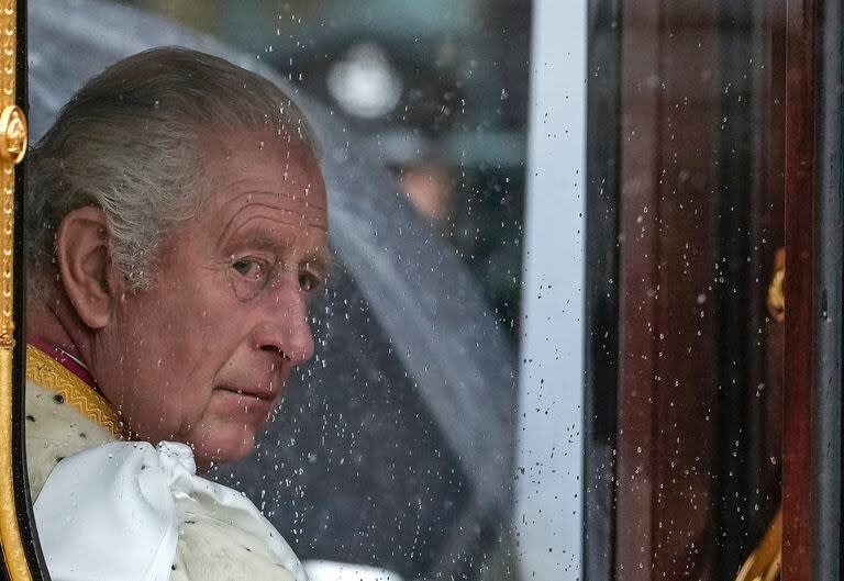 El rey Carlos III se dirige a la Abadía de Westminster antes de su ceremonia de coronación (Archivo)