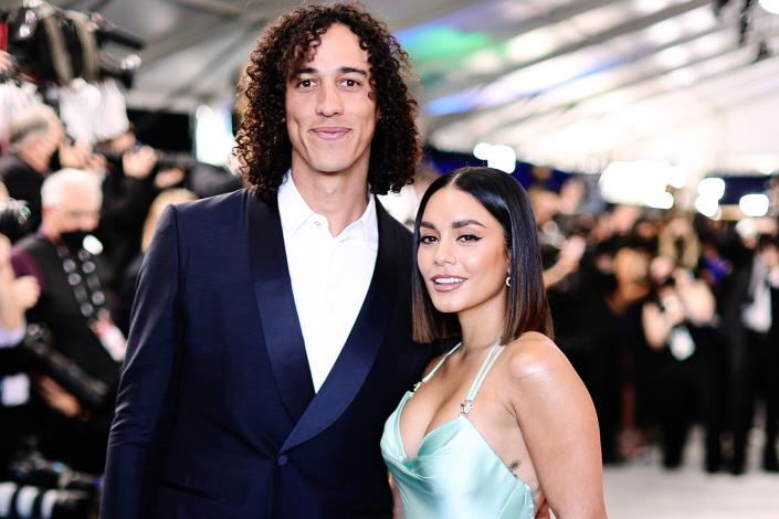 SANTA MONICA, CALIFORNIA - FEBRUARY 27: Cole Tucker and Vanessa Hudgens attend the 28th Screen Actors Guild Awards at Barker Hangar on February 27, 2022 in Santa Monica, California. 1184596 (Photo by Dimitrios Kambouris/Getty Images for WarnerMedia)