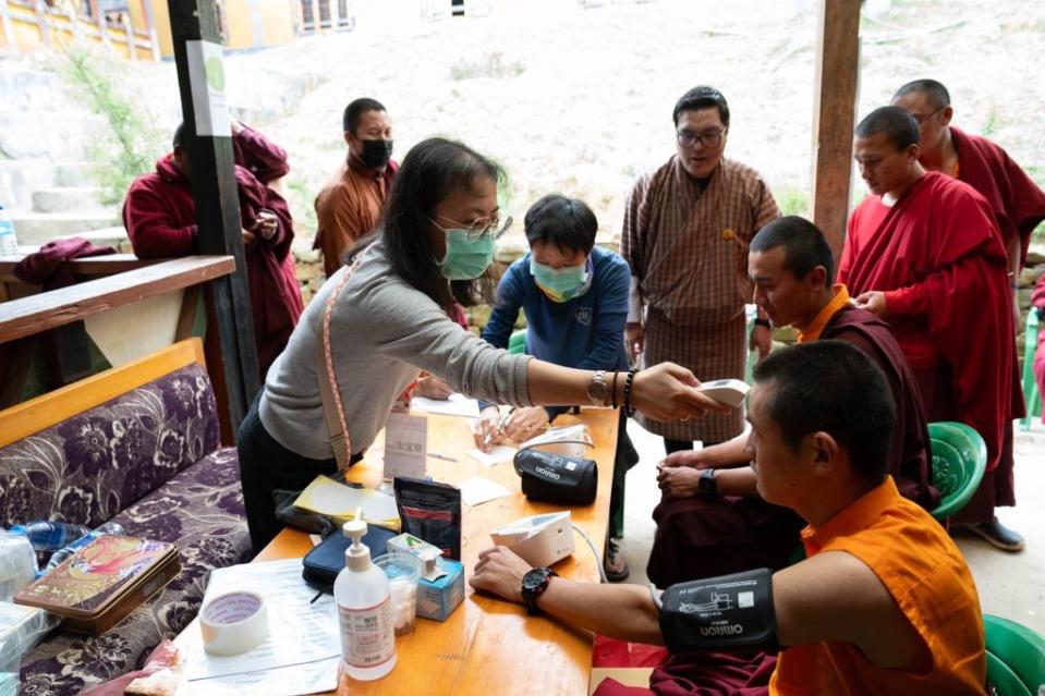 林口長庚醫院義診團隊在不丹十天義診，共七百多名民眾及喇嘛登門看診。（圖:林口長庚醫院提供）