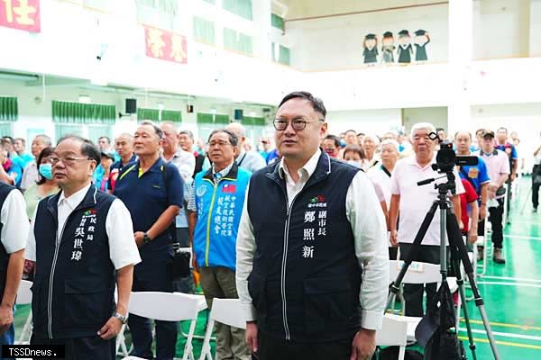 台中市副市長鄭照新（中）與出席校友齊唱國歌。