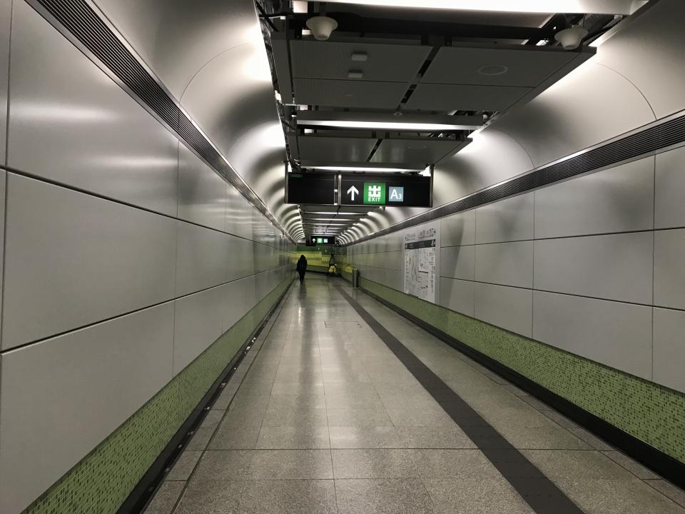 何文田站要經過多重轉折路徑才可以通往地面出口。