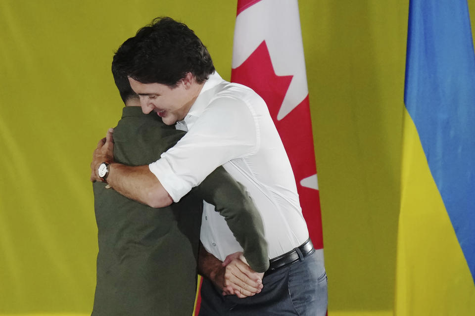 Justin Trudeau (r) umarmt Wolodymyr Selenskyj. (Bild:: Chris Young/The Canadian Press/AP/dpa)