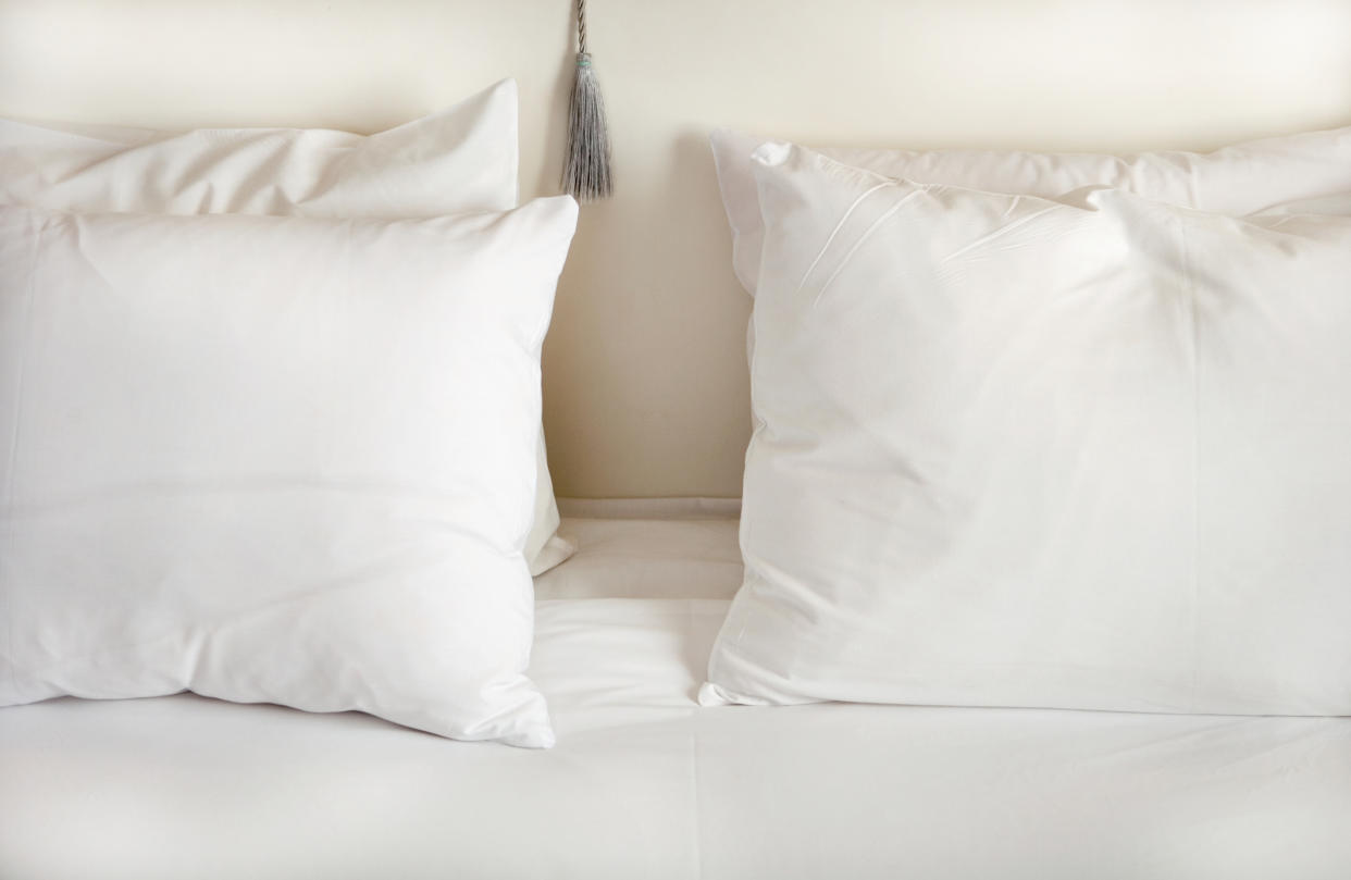 Miles de compradores en Amazon adoran estas almohadas en oferta por 34 dólares. (Foto: Getty)