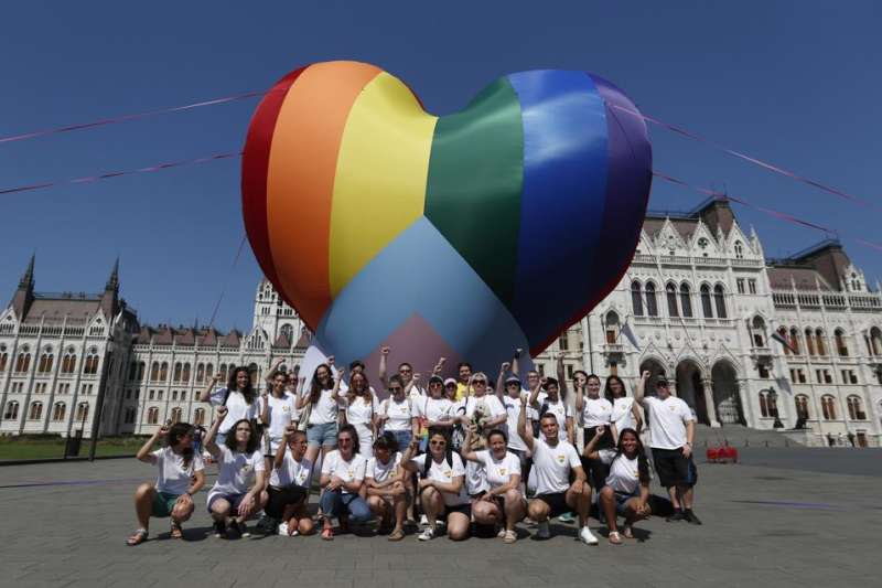 7月8日，匈牙利LGBTQ+活動人士在國會前面抗議生效的反同新法（美聯社）