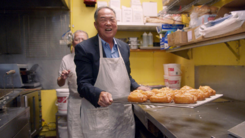 Ted con una bandeja de donas