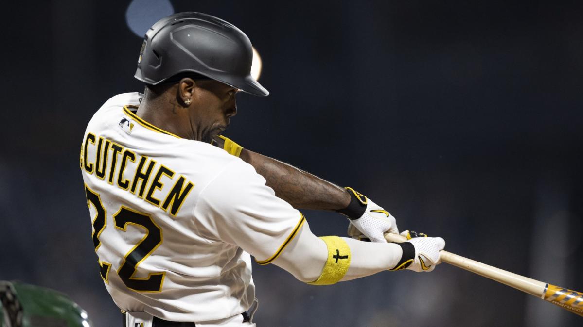 McCutchen's sacrifice fly lifts Pirates to 5-4 win, extends