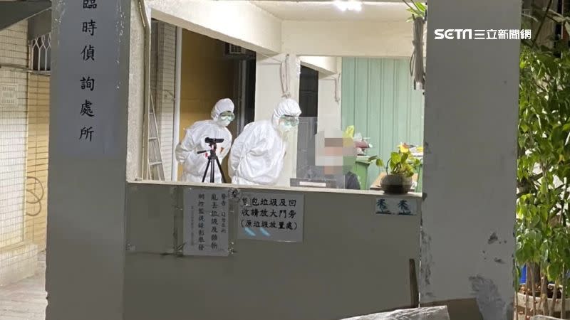 警方逮捕他之後在戶外進行偵訊。