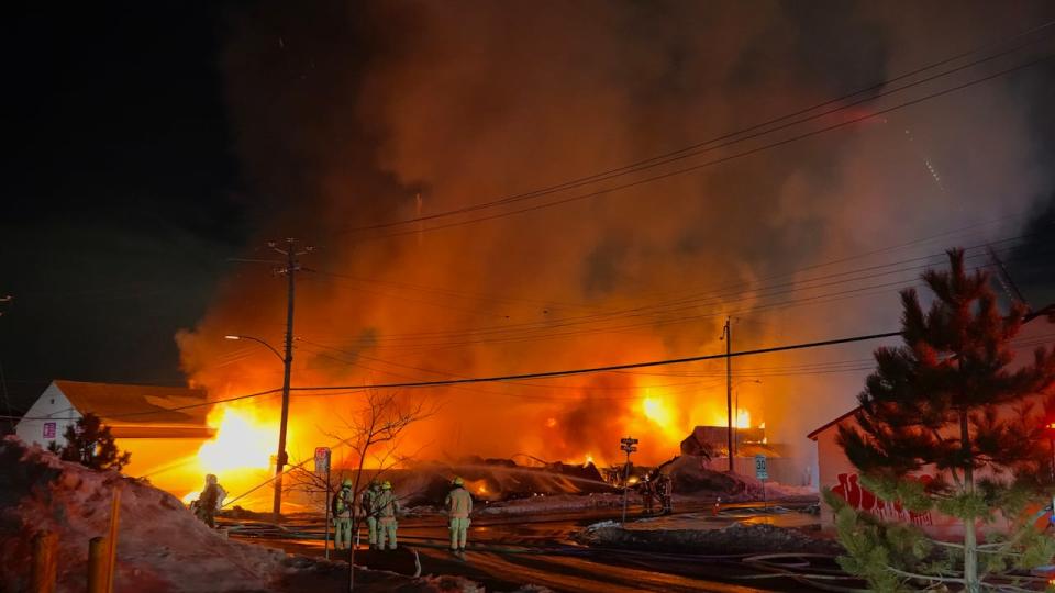 Six fires, four of which were criminal, burned on the island of Montreal Thursday night.  (Simon-Marc Charron/Radio-Canada - image credit)