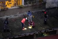 <p>August 4, 2018 – Caracas, Distrito Capital, Venezuela – Members of different security forces guard and take evidence of an explosion on Aug. 4, 2018, in the city of Caracas, Venezuela. (Photo: Miguel Gutierrez/EFE via ZUMA Press) </p>