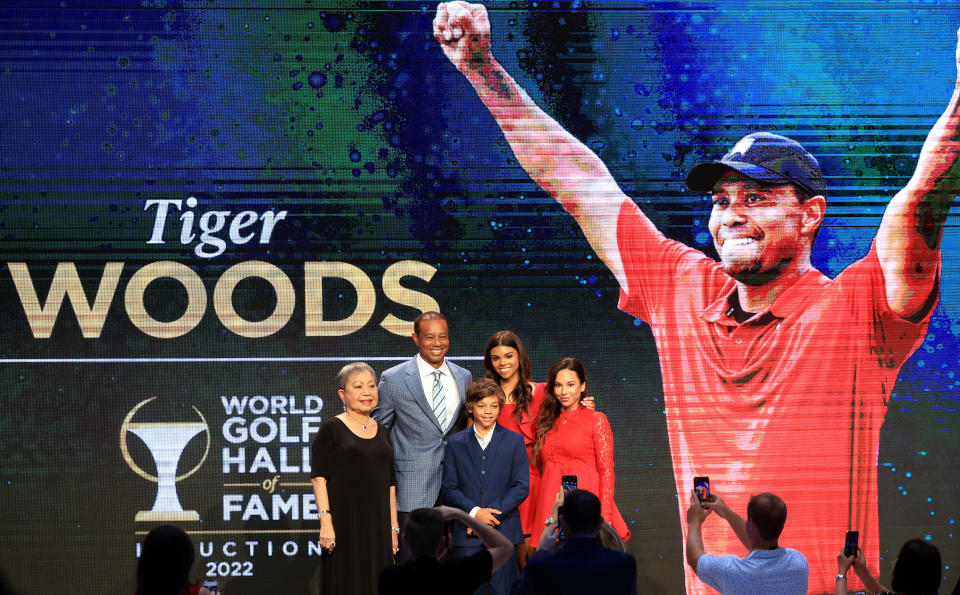 Tiger Woods y su familia antes de su incorporación al Salón de la Fama del Golf Mundial.