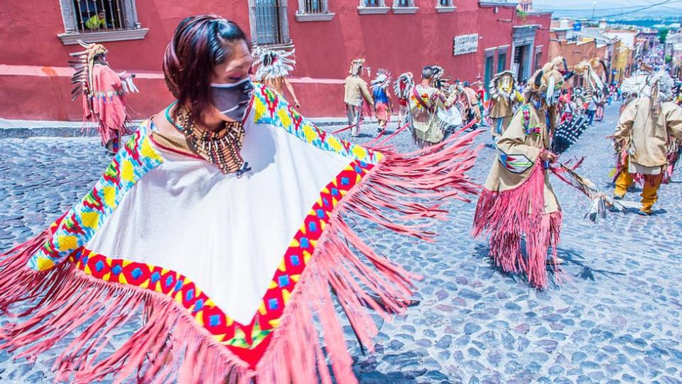 Mayas con trajes tradicionales participan en el festival del Valle del Maiz en San Miguel de Allende, México.