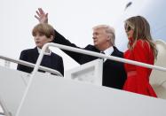 <p>Während Donald Trump seinen Auftritt sichtlich genießt, können Melania und Barron es offensichtlich kaum erwarten, endlich an Bord zu gehen. (Bild: AP Images)</p>