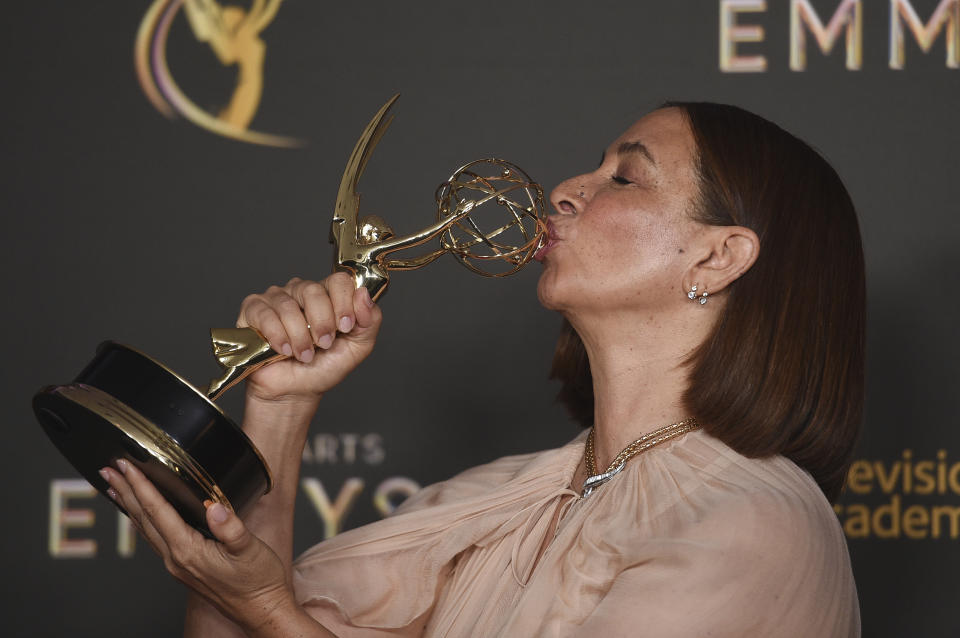 Maya Rudolph besa su trofeo por su destacada interpretación de voz en off de un personaje en "Big Mouth" en la primera noche de los Premios Emmy de las Artes Creativas el sábado 7 de septiembre de 2024 en Los Ángeles. (Foto Richard Shotwell/Invision/AP)