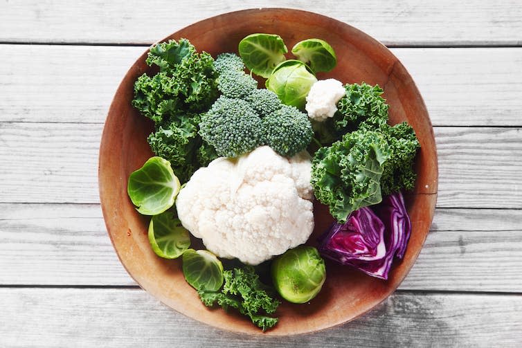 Un plato de verduras brassica.