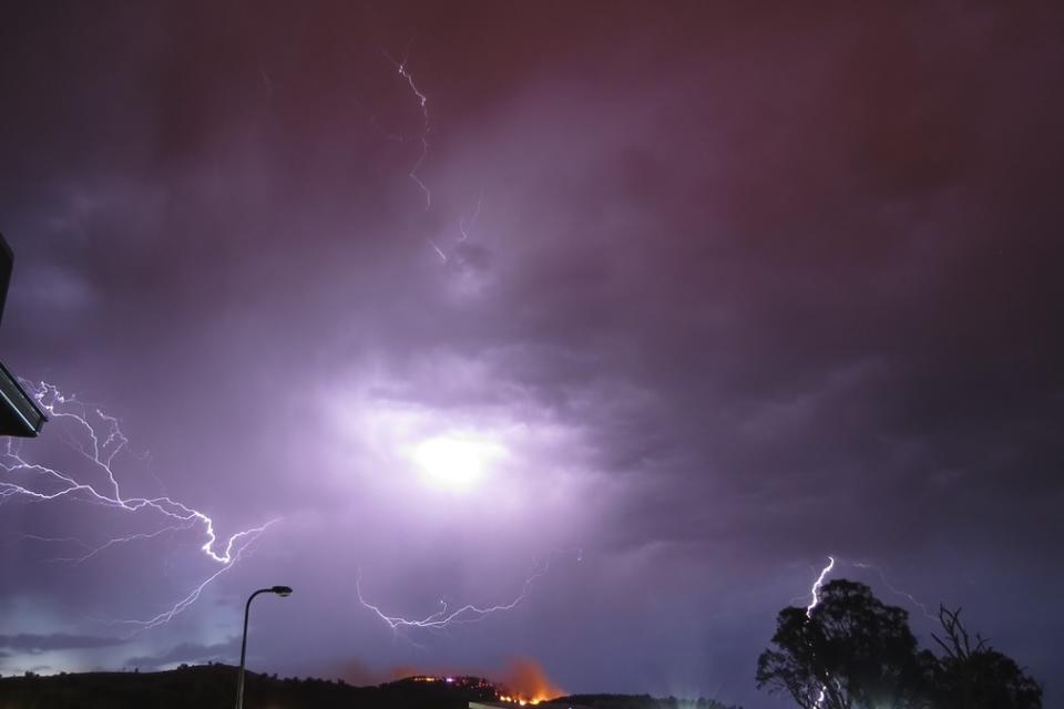 Lightning thunderstorm as they threaten to start more bushfires in NSW and VIC.