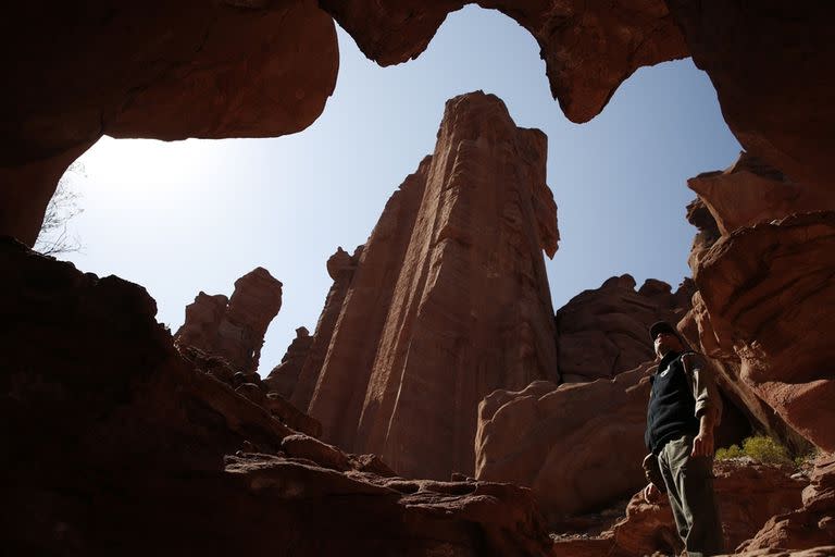 Con formaciones geológicas de 250 millones de años, huellas de dinosaurio y dramáticos cañones bajo un cielo limpio, un parque nacional en La Rioja para viajar en el tiempo