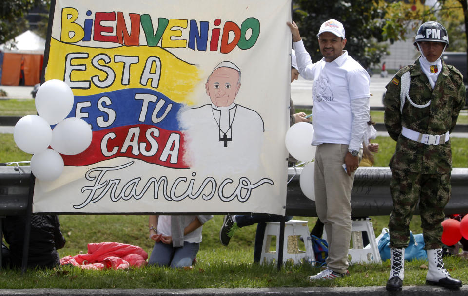 FOTOS: El Papa Francisco llega a Colombia para sanar heridas