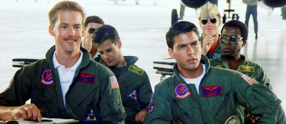 Anthony Edwards (alias Goose) et Tom Cruise (alias Maverick) dans « Top Gun » de Tony Scott (1986). Un film au scénario inspiré d'un article paru en 1983 dans le magazine « California ».
