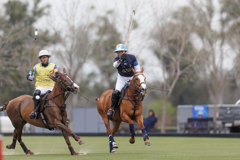 Adolfo Cambiaso supera a Facundo Fernández Llorente; en la victoria de La Dolfina sobre La Irenita en el Abierto de Hurlingham, el crack honró a otro, fallecido recientemente: Juan Carlos Harriott (h.).