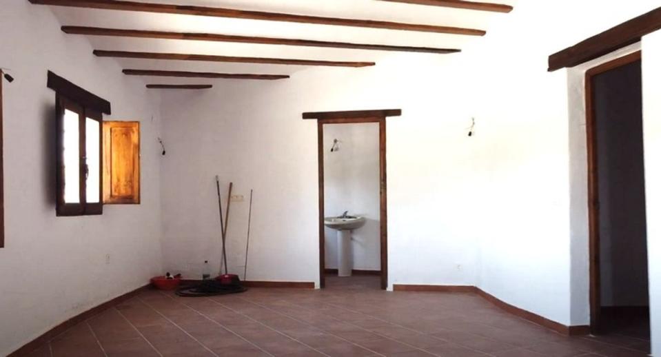 The cave houses have clean, neutral interiors and remain a constant temperature all year round (Rusticom Andalucia SL)