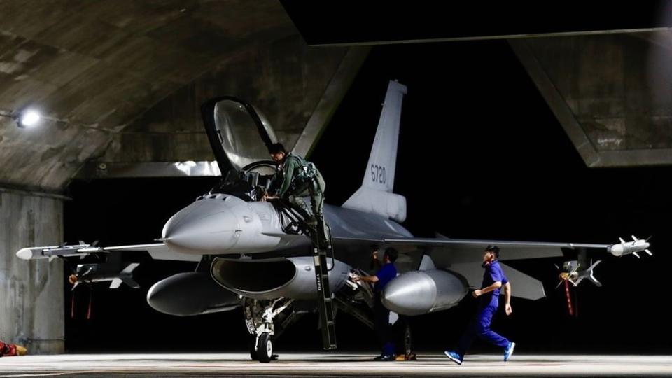 台灣花蓮空軍基地內，台灣空軍一架F-16v戰機凖備執行夜間起飛任務（2022年8月17日）。