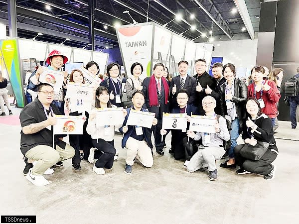 遠傳董座徐旭東（後排右7）、總座井琪（後排右8）率隊親至MWC 2024「新創展區4YFN」的台灣新創團隊展位參觀。