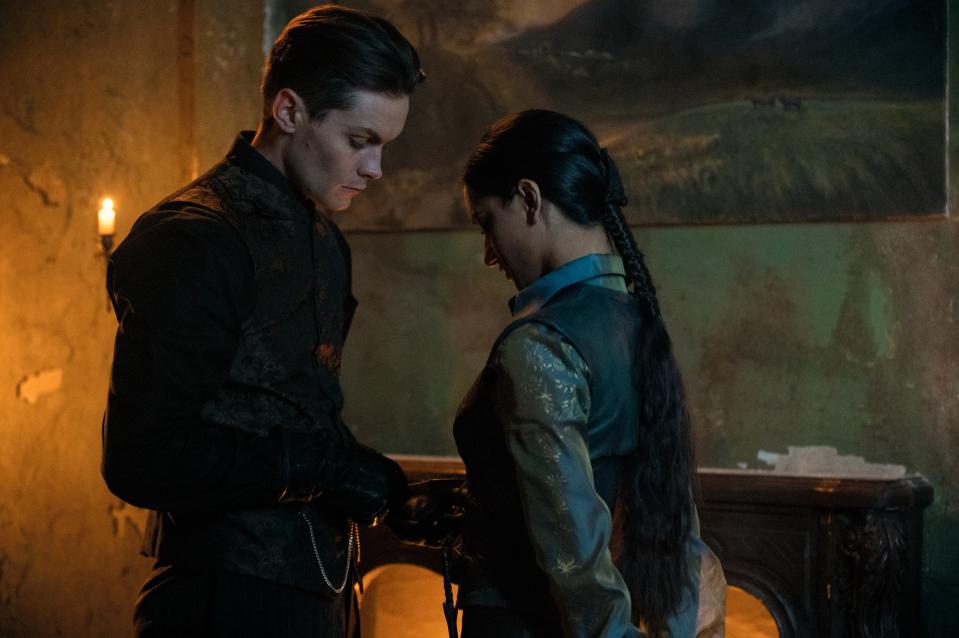 Shadow and Bone. (L to R) Freddy Carter as Kaz Brekker, Amita Suman as Inej Ghafa in episode 206 of Shadow and Bone. Cr. Netflix