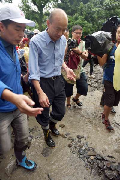 高雄市長韓國瑜（圖中）前往豪雨災情嚴重的桃源區、六龜區勘查。（高雄市政府提供）