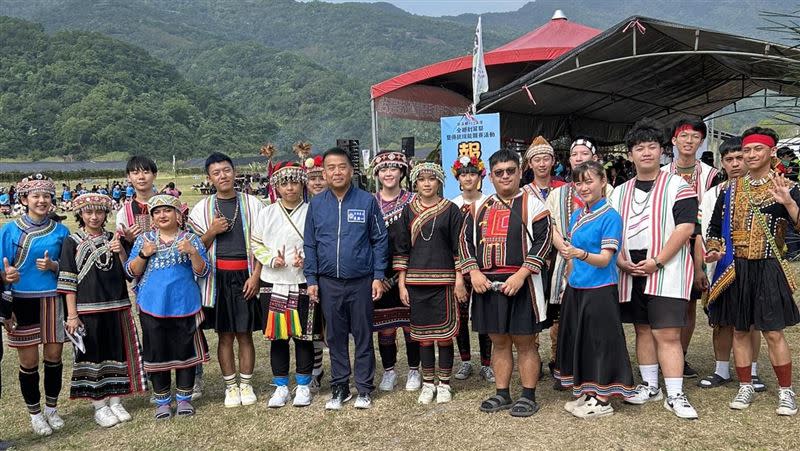 盧縣一參加卓溪鄉射耳祭。（圖／翻攝自盧縣一臉書）