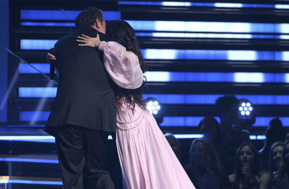 Alejandro Cabello, a la izquierda, abraza a su hija Camila Cabello tras su interpretación de la canción "First Man" en la ceremonia de los premios Grammy, el domingo 26 de enero del 2020 en Los Angeles. (Foto por Matt Sayles/Invision/AP)