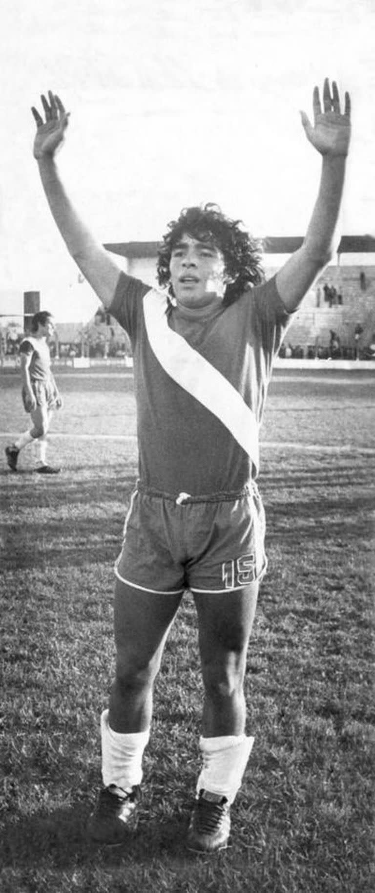 Maradona en el estadio San Martín, en la mismísima tarde de sus primeros dos goles en primera división.