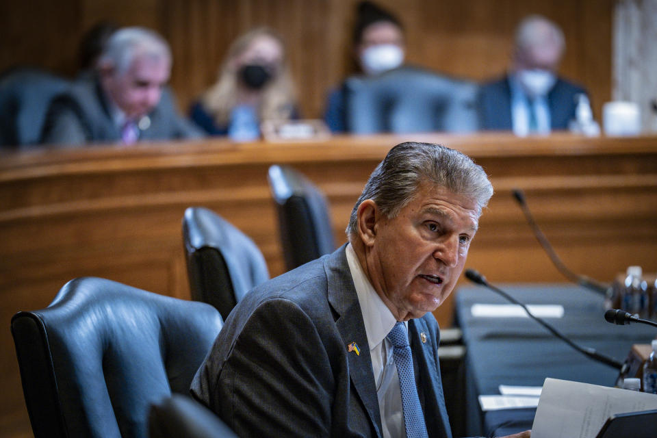 El senador Joe Manchin (demócrata de Virginia Occidental), cuyo rechazo a un proyecto de ley de compromiso con el clima fue recibido con brutales condenas por parte de ecologistas y demócratas, en el Capitolio en Washington, el 4 de mayo de 2022. (Pete Marovich/The New York Times)

