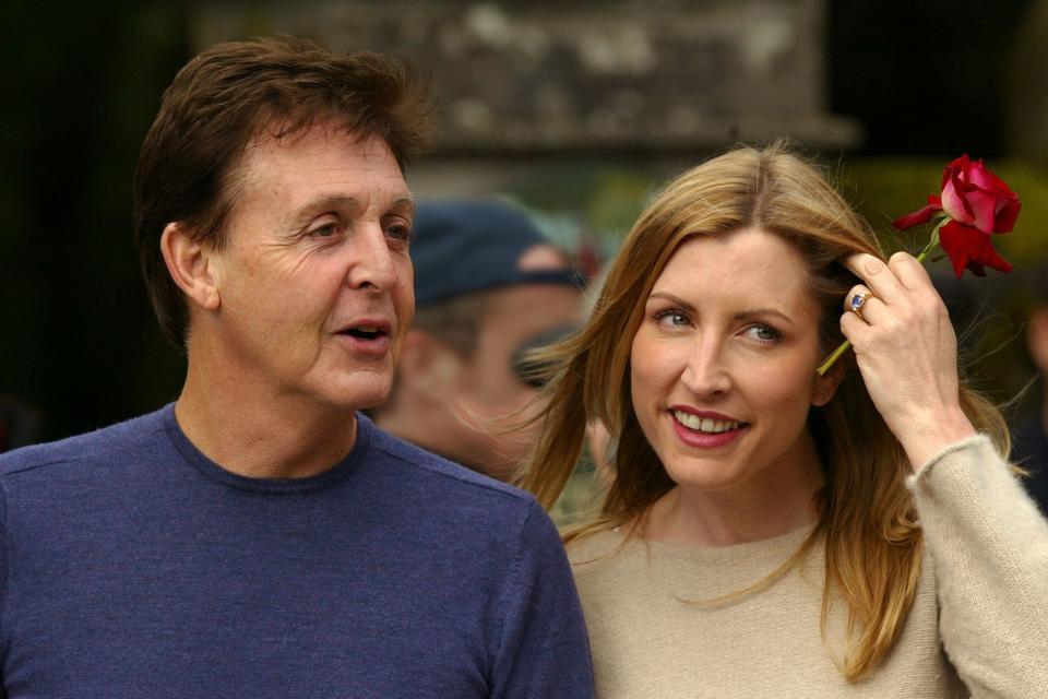 <p>Zu schön, um wahr zu bleiben: Nach dem Tod seiner geliebten Ehefrau Linda hatte Paul McCartney mit Heather Mills scheinbar eine neue, große Liebe gefunden. Doch die Ehe hielt nur sechs Jahre und endete in einem teuren Rosenkrieg. Welche Prominenten bislang nach einer Scheidung besonders tief in die Tasche greifen mussten, zeigt die Galerie ... (Bild: Sion Touhig/Getty Images)</p> 