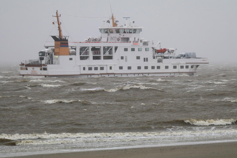 Stürmische See: Eine Fähre fährt am Morgen an der Insel Norderney vorbei. 