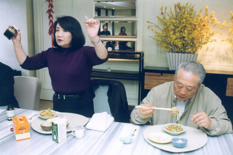 辜濓松陪同妻子辜林瑞慧，分享食用棗精養身之道，圖為2004年接受採訪留下畫面。（圖／報系資料照）