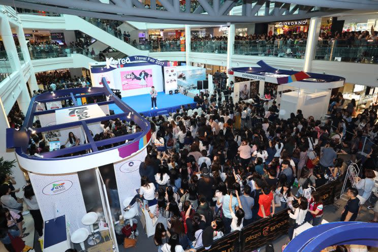 Crowd gathered at Plaza Singapura to catch a glimpse of the main leads of drama 'Strong Woman Do Bong-soon' (Photo: Korea Tourism Organization)