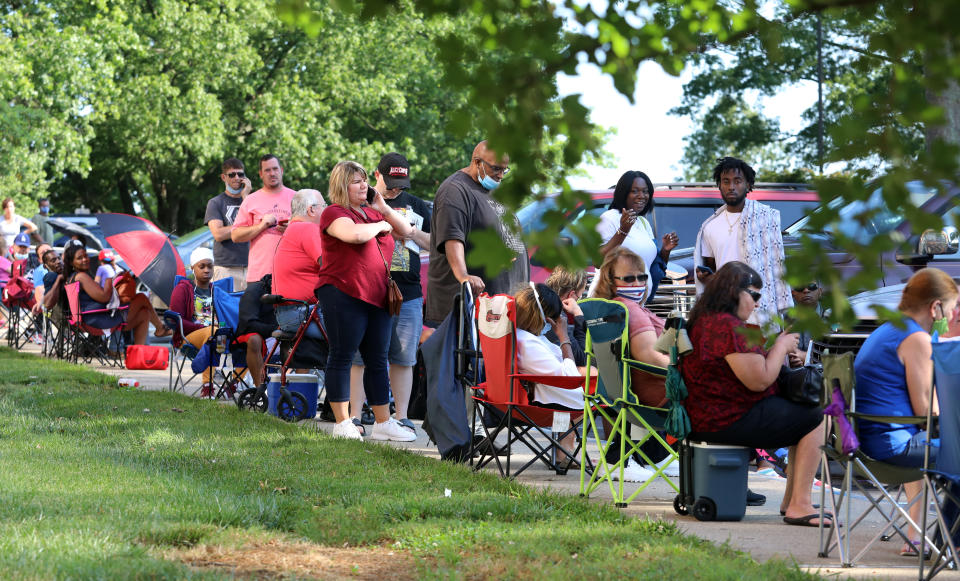 Hundreds of unemployed Kentucky residents wait in long lines outside the Kentucky Career Center for help with their unemployment claims on June 19, 2020 in Frankfort, Kentucky. Photo: John Sommers II/Getty Images
