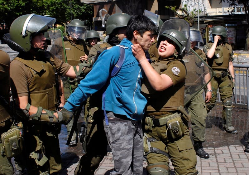 Un manifestante es detenido durante una protesta contra el gobierno en Concepción, Chile.