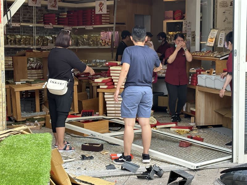 鹿港百年餅店玉珍齋，17日下午被一輛轎車衝入撞毀店面，造成2人受傷。(圖／翻攝畫面)