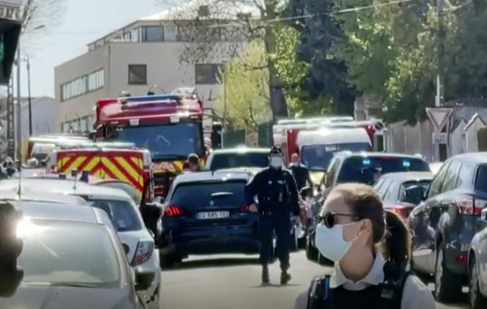 En esta imagen tomada de un video, agentes vigilan los alrededores de una estación de policía donde una agente fue asesinada a puñaladas en Rambouillet, al suroeste de París, el viernes 23 de abril de 2021. (Clement Lanot vía AP)