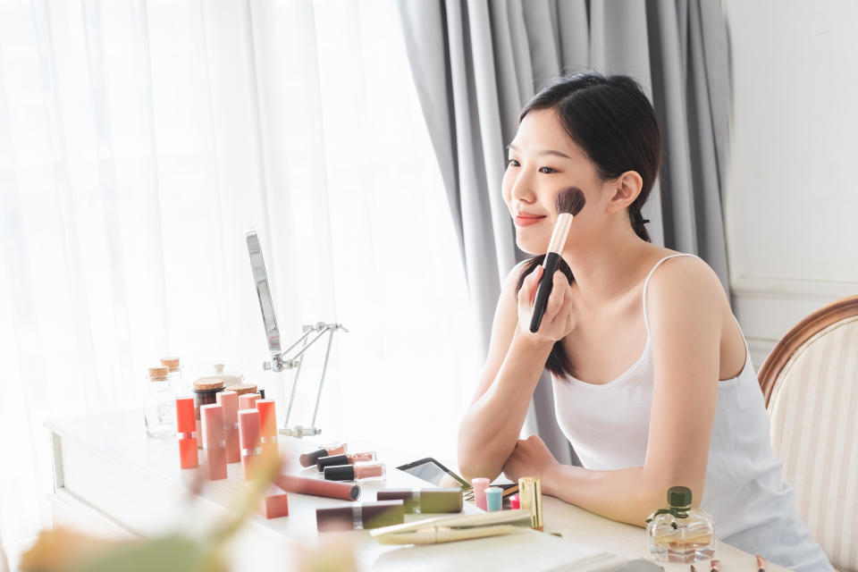 氛圍感美女秘訣：妝容強調修容和唇頰色彩（示意圖/Getty Image）