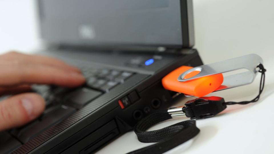 Eine Liste aller Online-Anmeldungen lässt sich in einem passwortgeschützten Text-Dokument anlegen. Die Datei wird auf einem USB-Stick abgespeichert. Foto: Andrea Warnecke