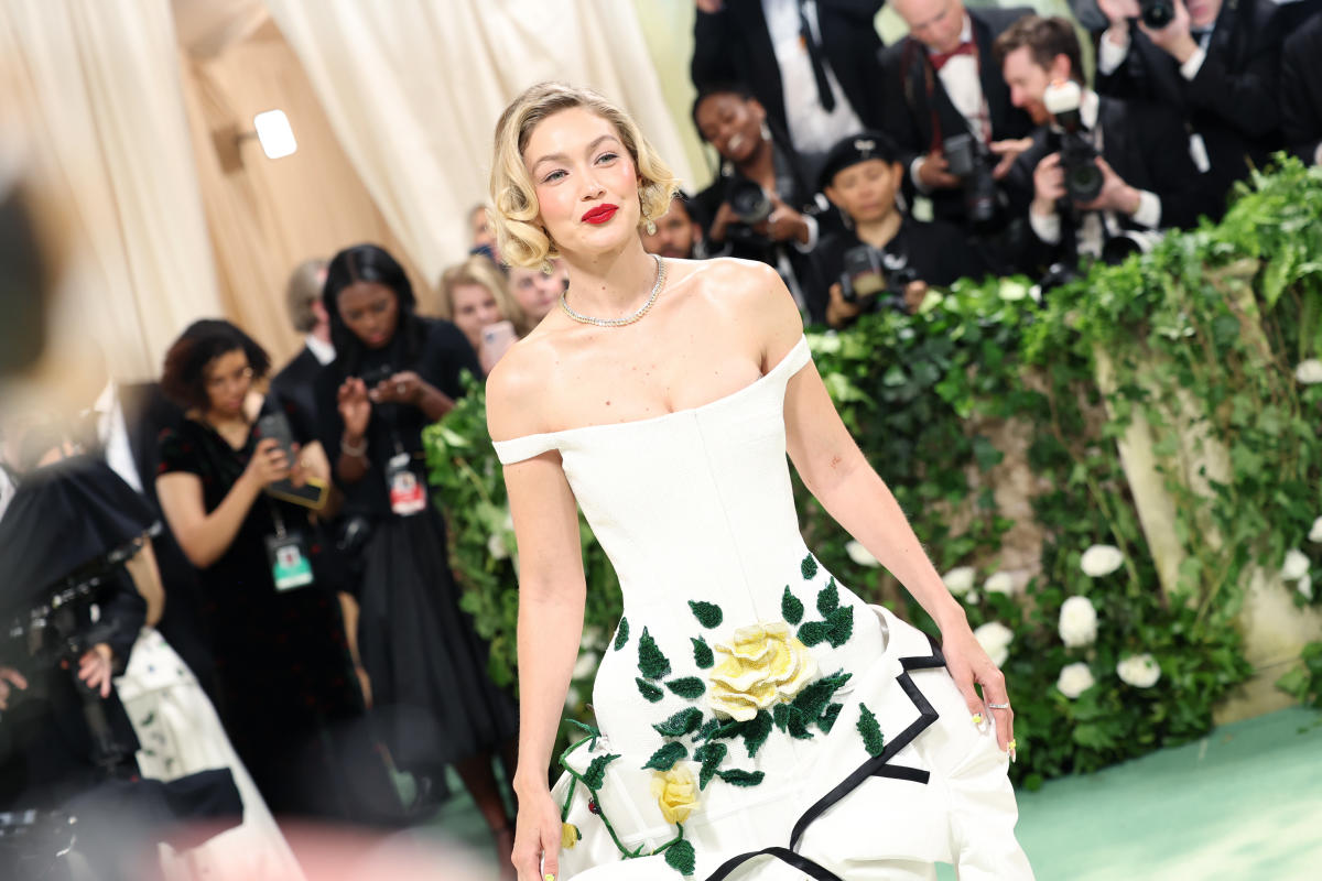 Met Gala 2024 live updates See what stars are wearing on the red carpet