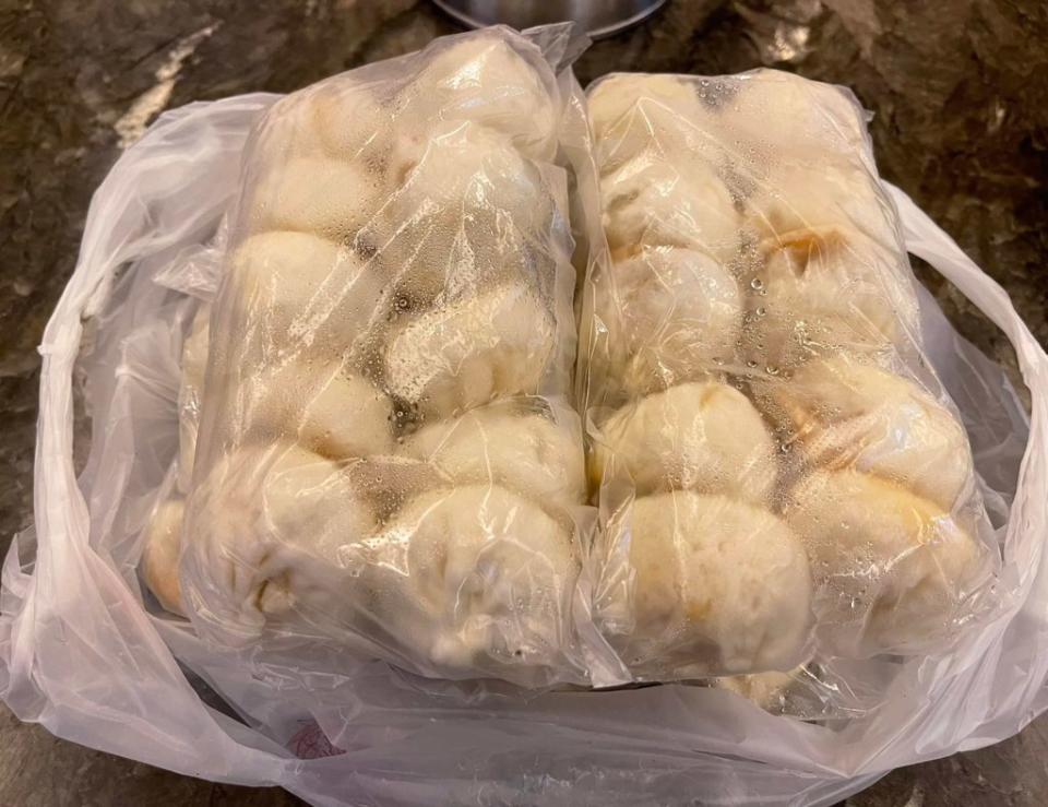 全國公務人員協會前理事長李來希買40顆公正包子回家，結果發現縮水又走味。(翻攝自 李來希臉書)