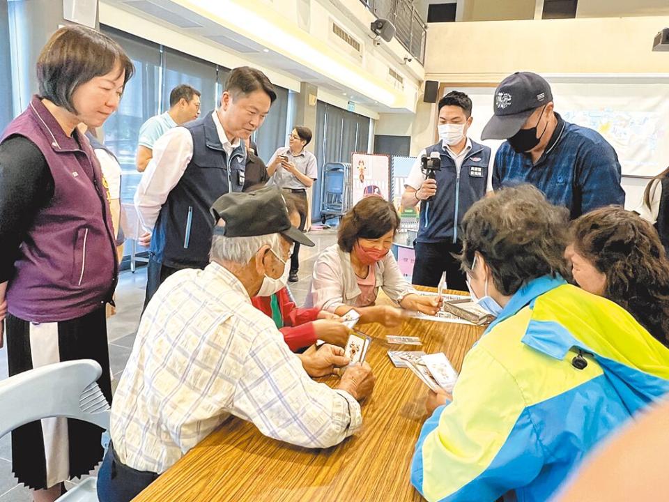 台東樂齡中心長輩17日透過台東監理站獨創的「道路生存戰」桌遊，認識行人及駕駛交通情境。（蔡旻妤攝）